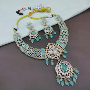 Collier ras-de-cou en pierres précieuses avec perles de cristal et perles de culture - Colliers ras-de-cou tendance - Product Image 1
