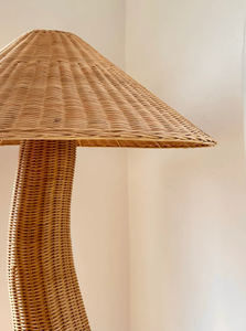 Nouvelle conception, lampadaire de style mid-century en rotin tressé à la main avec structure en fer, lampe à induction E27, abat-jour beige, dimmable, luxe - Product Image 3