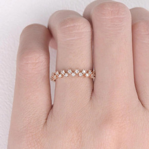 Anillo Apilable de Oro Rosa con Diamantes Florales Cultivados en Laboratorio - Product Image 2