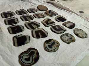 Posavasos artesanales de gemas en rodajas hechos de cuarzo rosa, ideales para decoración del hogar, disponibles en tamaño de 4 pulgadas. - Product Image 4