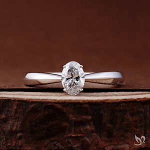 Anillo de compromiso elegante con diamante ovalado de 0.5 quilates cultivado en laboratorio, engaste de tallo pellizcado en oro blanco de 10K - Product Image 1
