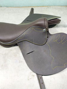 Selle de saut tout usage écologique Selle d'endurance en cuir véritable fabriquée en Inde - Product Image 4