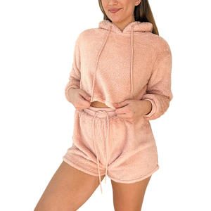 ชุดเซ็ตฮู้ดดี้ครอปและกางเกงขาสั้นสำหรับผู้หญิง พิมพ์โลโก้ตามสั่ง แฟชั่นทันสมัย ชุดลำลอง ชุดออกกำลังกาย รับผลิตแบบ OEM ODM ขายส่ง - Product Image 1