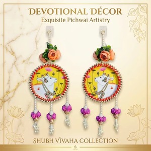 Guirlande suspendue artisanale traditionnelle Pichwai avec médaillon de vache, accents de roses en plastique, pompon de perles, décoration de luxe pour mariage indien et maison - Product Image 1