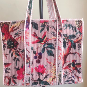 Sac fourre-tout matelassé rose à motif floral, sac à bandoulière en coton imprimé oiseaux, sac fourre-tout esthétique et doux - Product Image 1
