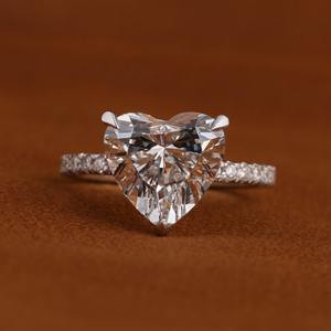 Bague de fiançailles solitaire en or blanc 14 carats avec diamant de laboratoire en forme de cœur de qualité supérieure pour femmes, bijoux de luxe sur mesure - Product Image 1