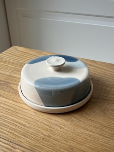 Élégant pot à beurre en forme de dôme avec couvercle à prise en main confortable, plateau de service rond, finition brillante, élégant récipient de rangement pour beurre sur le comptoir de cuisine - Product Image 3