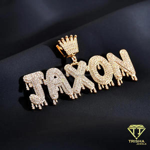 Pendentif personnalisé en moissanite de luxe avec initiales, design couronne, détails entièrement sertis de pierres étincelantes et accents brillants - Product Image 5