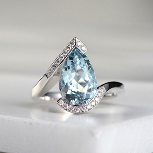 Anillo de compromiso solitario en forma de V de oro blanco de 10K con aguamarina de corte pera y diamantes cultivados en laboratorio con pavé, diamante certificado IGI. - Product Image 1