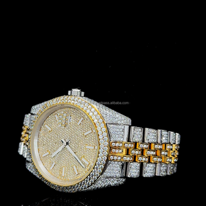 Reloj de acero inoxidable con esfera redonda de moissanita de calidad premium, hecho a mano, completamente cubierto de moissanita, movimiento de cuarzo. - Product Image 3