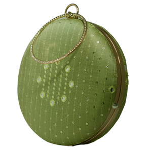 Pochette ronde verte en tissu premium avec intérieur en soie brute, design double face et chaîne de transport - Product Image 2