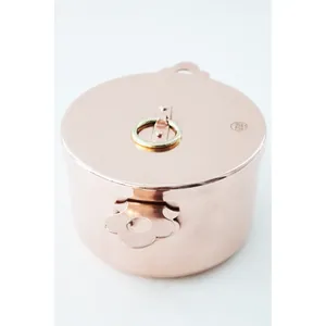 หม้อตุ๋นทองแดงตีลายพิเศษสำหรับคริสต์มาส พร้อมฝาปิดสแตนเลสสตีลหรูหราเคลือบทอง ขนาดเส้นผ่านศูนย์กลาง 33 ซม. ใช้กับเตาอบได้ เหมาะสำหรับเทศกาล อีดมูบารัค - Product Image 4