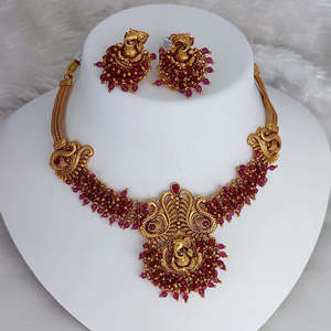 Conjunto de Collar de Diseño Pearl Temple 10575528RD, Joyería Elegante de Acero Inoxidable para Novias, Incluye Aretes - Product Image 1