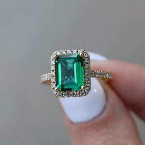 Anillo de Diamantes de Lujo con Corte Esmeralda en Oro de 14K con Halo de Diamantes, Joyería Fina, Anillo de Compromiso para Mujer, Certificado IGI - Product Image 3