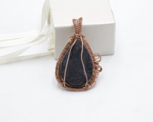 Pendentif en améthrine enveloppé de fil de cuivre, collier en cristal d'améthrine naturel, pendentif en pierre précieuse fait main, bijoux taille unique - Product Image 3