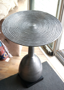 Table d'appoint en métal argenté brossé avec plateau à anneaux concentriques et piétement en forme de goutte d'eau, petite table basse d'appoint, cadeau, en promotion - Product Image 3