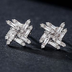 Boucles d'oreilles glamour serties de diamants de laboratoire, taille brillant rond, plaqué or 18 carats, certifiées IGI, style luxueux unisexe - Product Image 1