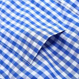 Chemise décontractée pour homme à manches courtes, coupe ajustée, motif à carreaux bleus et blancs, tissée, longueur standard - Product Image 3