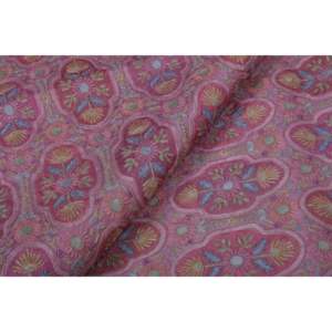 Tissu en soie Dola à motif floral géométrique brodé rose, 100% soie, largeur 44 pouces - Product Image 1