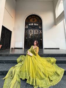 ชุดเดรส Anarkali สไตล์ Kediya แบบหนักประดับด้วยด้ายปักลายเลื่อม ชุดเดรส Anarkali สไตล์ Kediya พร้อมเสื้อคลุมและผ้าคลุมไหล่ พร้อมกางเกงเลเฮนกา - Product Image 3