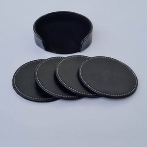 Ensemble de 4 sous-verres ronds en cuir PU avec support pour table basse ou tapis de bar et tampons - Product Image 1