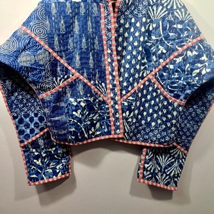 Chaqueta corta acolchada de invierno Kantha azul |   Abrigo Reversible de Algodón con Estampado Floral y Cierre de Botones de Cuerno - Product Image 4