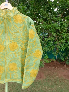 เสื้อแจ็คเก็ตปักลาย TNT ทำมือสุดหรู 100% ผ้าฝ้าย เป็นมิตรกับสิ่งแวดล้อม สำหรับผู้ชายและผู้หญิง |   เสื้อคลุมลำลองลายดอกไม้สีเขียว ดีไซน์เนอร์ พรีเมียม - Product Image 3