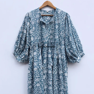 Belle robe en coton à motifs floraux, imprimée à la main, pour un usage décontracté. - Product Image 2