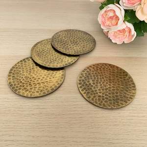 Juego de Posavasos Redondos de Metal con Base de Corcho para Protección de Superficies de Mesa de Madera - Product Image 3