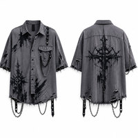 Chemise en jean gothique pour homme, coupe oversize, manches courtes, imprimé croix avec chaînes et détails déchirés, style délavé noir