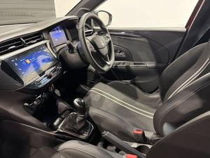Sièges arrière en tissu noir avec surpiqûres blanches dans un intérieur de voiture rouge - Product Image 4