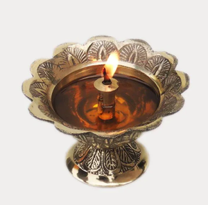 Base de latón perforada para diya, soporte para cuenco de puja en el templo del hogar, disponible a precios de mayoreo. - Product Image 4