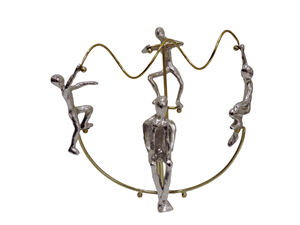 Sculpture abstraite contemporaine en aluminium argenté - Statues humaines d'art moderne sur base ondulée dorée pour la décoration de la maison ou du bureau - Product Image 4