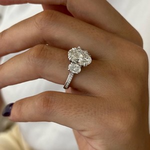 Anillo de Compromiso Premium con 3 Diamantes Ovalados Cultivados en Laboratorio de 4.5 TCW E VVS2, con Halo Oculto y Pavé, Anillo Nupcial Único - Product Image 4