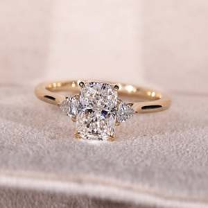 Anillo de compromiso y boda de diamantes de corte cojín largo de tres piedras de 1.70 quilates, cultivados en laboratorio, joyería de anillo de eternidad de oro vermeil de 14k - Product Image 4