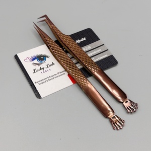แหนบต่อขนตา Lucky Lash Tools รุ่น Rose Gold Crown Bottom สแตนเลสสตีลป้องกันไฟฟ้าสถิตย์ ขนาด 10 มม. ปลายเรียบ รูปทรงตัว L สำหรับต่อขนตาแบบแม่นยำ - Product Image 4