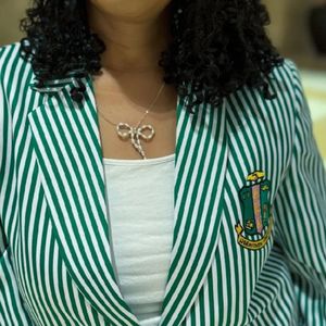 Blazer Sororité Vert Rose Noir pour Femme – Veste de Costume Formelle Colorée avec Patch Brodé – Tenue de Bureau Tendance et Professionnelle - Product Image 3