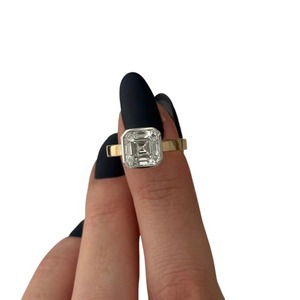 Anillo de compromiso premium con diamante de laboratorio de 3 quilates con corte Asscher y banda de cigarro de 3 mm - Product Image 4