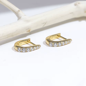 Pendientes Huggie de Oro Amarillo con Diamantes, Corte Brillante Redondo, Estilo Clásico para Mujer, Uso Diario - Product Image 2