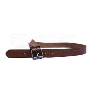 Ceinture en cuir élégante avec un matériau durable et un design épuré, parfaite pour les tenues formelles, les tenues décontractées et l'usage quotidien. - Product Image 3