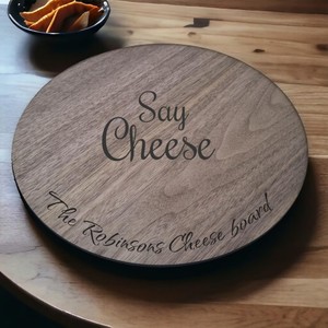 Plateau de service rotatif en bois rond « Say Cheese » gravé et personnalisé, design minimaliste fait main - Product Image 6