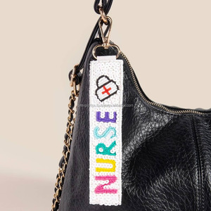 Porte-clés lettre arc-en-ciel fait à la main pour les infirmières femmes médecins étudiants | Étiquette de sac médical mignon avec crochet idée cadeau perlé - Product Image 1