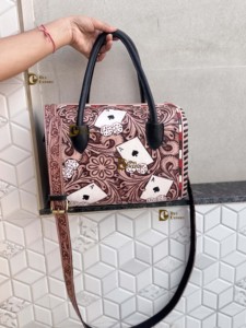 Sac à main Speedy en cuir sculpté à la main, de luxe, de créateur, style Gypsy Boho, sac à bandoulière élégant fait main pour femme - Product Image 5