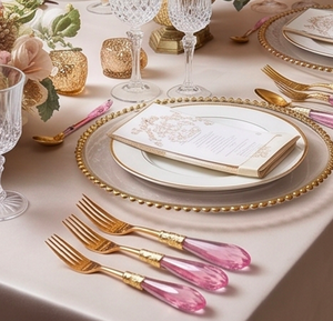 Ensemble de couverts élégants en or avec poignées en cristal rose, poli miroir, passe au lave-vaisselle, pour mariage et usage quotidien. - Product Image 3