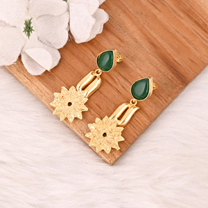 Pendientes de Diseño con Gema Hidroelástica Verde, Bañados en Oro, con Diseño Floral, Joyería de Moda Hecha a Mano para Mujer - Product Image 4