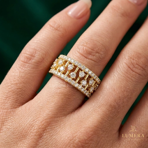 Bague de mariage moderne de luxe en diamant de laboratoire, motif ajouré, bords micro-pavés parallèles, motif zigzag suspendu pour femme - Product Image 4