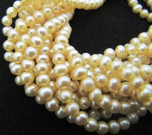 Perles rondes en nacre naturelle dorée, taille 6 à 9 mm, vendues par brin de 4 pouces de long, couleur jaune doré. - Product Image 2