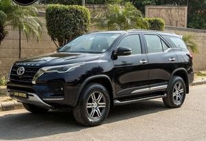 Toyota Fortuner Usada en Buen Estado, Sin Historial de Accidentes, 100% Limpia, Mejor SUV Económico - Product Image 3