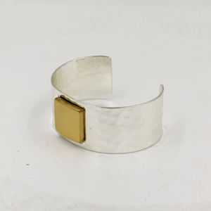 Bracelet manchette artisanal en laiton et métaux mélangés, martelé, large, bicolore, bijou statement, cadeau bohème pour elle - Product Image 6