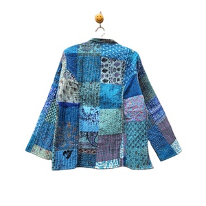 Veste d'hiver réversible en soie patchwork bleue faite à la main, écologique, style bohème ethnique, confortable et douillette pour femme - Product Image 6